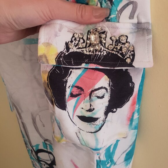 Girl's Youth Size 12 Guess Brandalized Grafitti by Banksy Queen Hoodie & Joggers - Picture 2 of 9